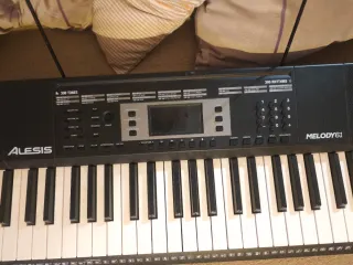 Piano alesis con banqueta y soporte