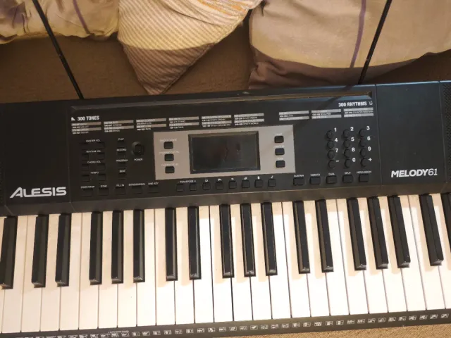 Piano alesis con banqueta y soporte