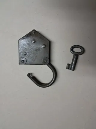 Candado antiguo con llave