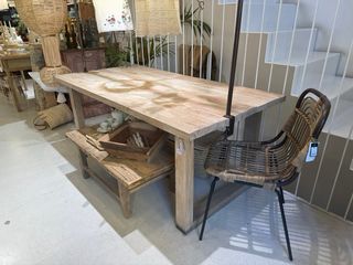 Mesa rústica de madera hecha con andanios de pino