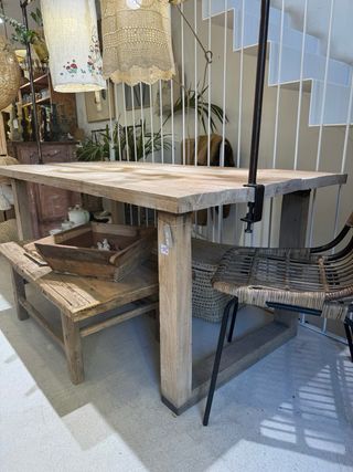 Mesa rústica de madera hecha con andanios de pino