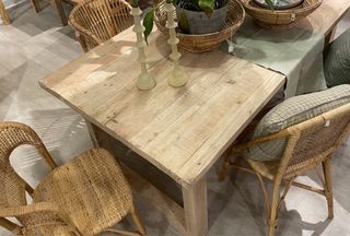 Mesa rústica de madera hecha con andanios de pino