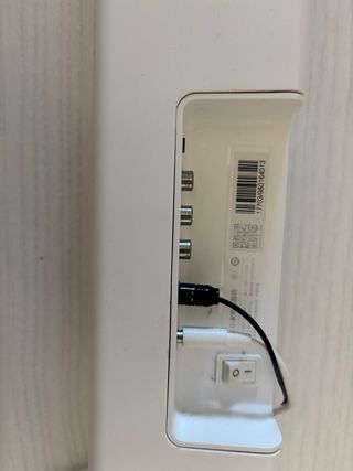 Barra de sonido gris y blanca