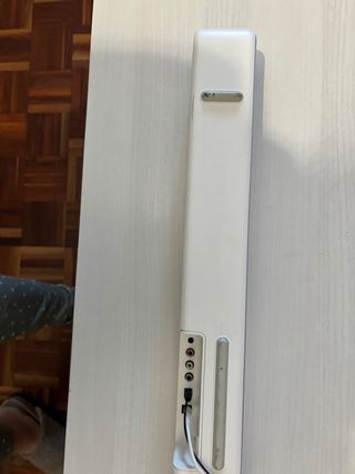 Barra de sonido gris y blanca