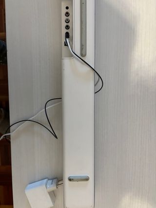 Barra de sonido gris y blanca