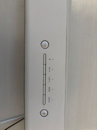 Barra de sonido gris y blanca