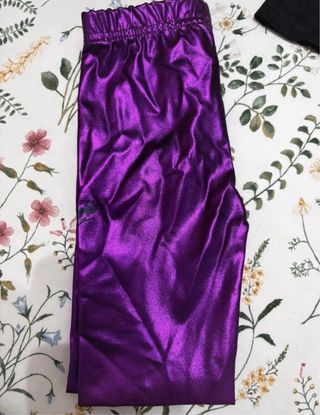 Disfraz top negro y pantalón morado