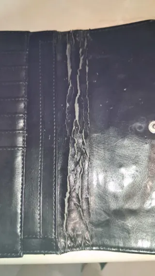 Cartera Guess Charol Negra Brillante