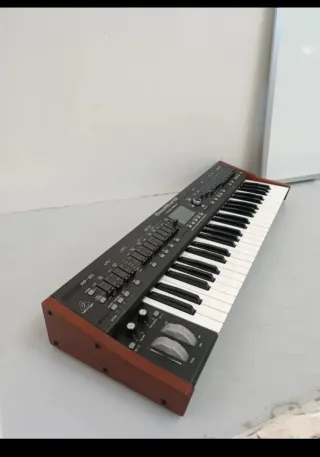 Behringer DeepMind 12 Sintetizador