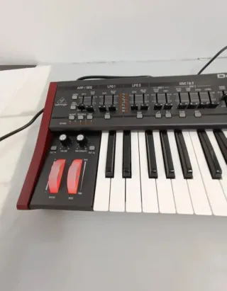Behringer DeepMind 12 Sintetizador