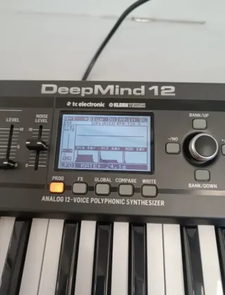 Behringer DeepMind 12 Sintetizador