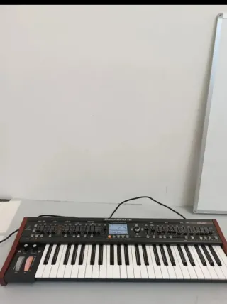Behringer DeepMind 12 Sintetizador