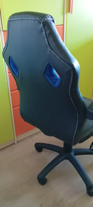 Silla de escritorio negra y azul