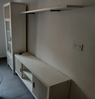 Mueble de salón modular beige y blanco