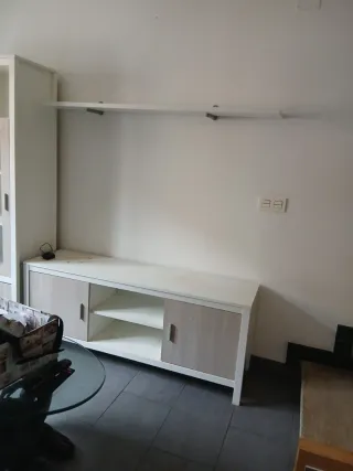 Mueble de salón modular beige y blanco