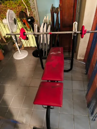 Banco de pesas con barra y discos