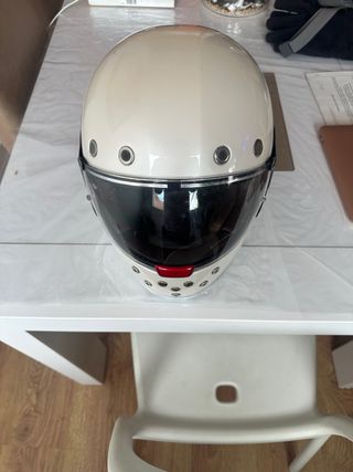 Casco de moto integral blanco y negro