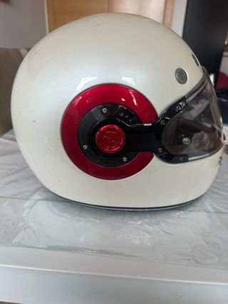 Casco de moto integral blanco y negro