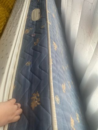 2 colchones- 1 muelles y otro espuma fierte