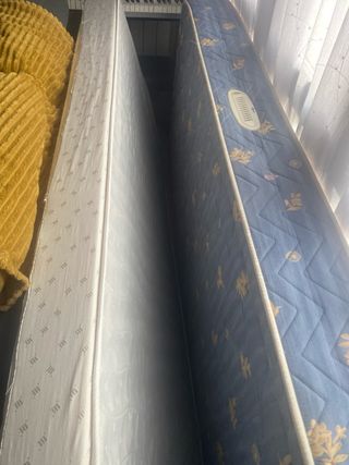 2 colchones- 1 muelles y otro espuma fierte