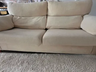 Sofá de tela beige