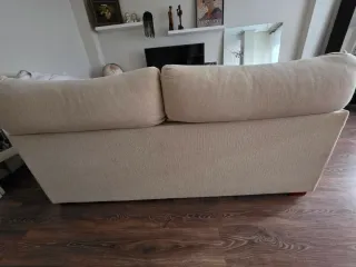 Sofá de tela beige