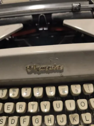 Máquina de escribir Olympia con maletín