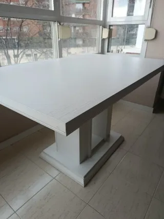 Mesa extensible blanca de madera