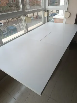 Mesa extensible blanca de madera