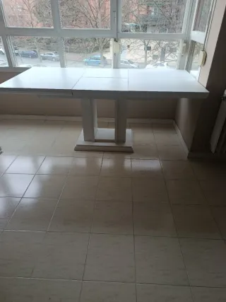 Mesa extensible blanca de madera