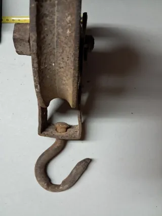 Polea antigua de hierro con gancho