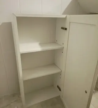 Armario de baño blanco.