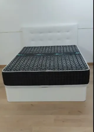 Cama Matrimonio Tapizada y Madera