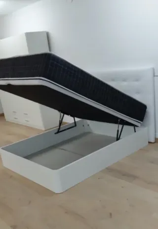 Cama Matrimonio Tapizada y Madera