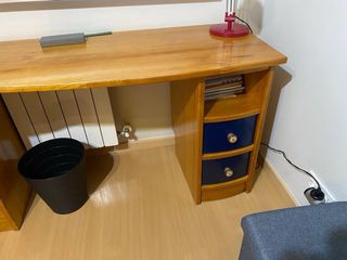 Conjunto dormitorio juvenil madera y azul.