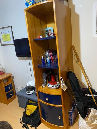 Conjunto dormitorio juvenil madera y azul.