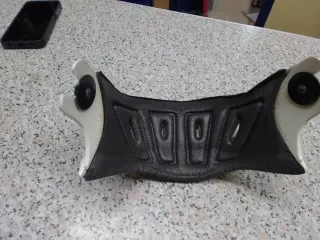 Visera y mentonera cross clásico