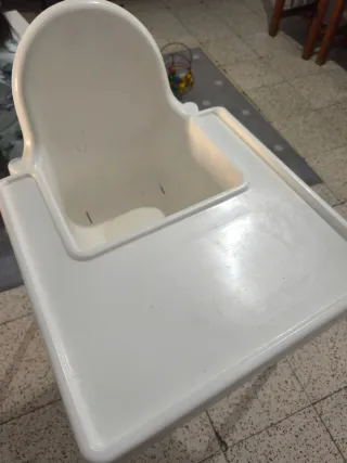 Trona de bebé blanca y con protector