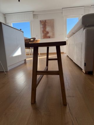 Banco de madera de olmo. Disponible en Zara Home