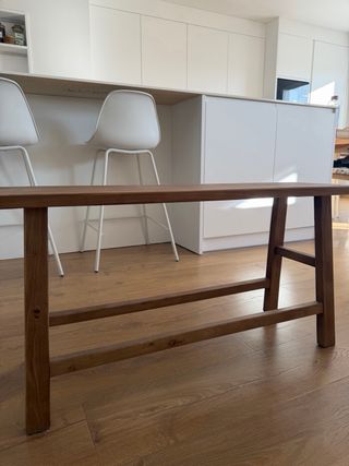 Banco de madera de olmo. Disponible en Zara Home