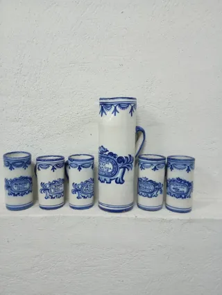 Jarras antiguas de cerámica azul y blanco