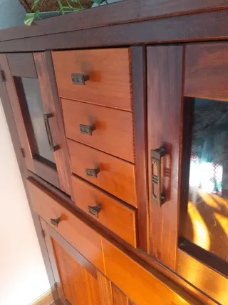 Mueble de madera con puertas y cajones
