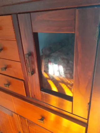 Mueble de madera con puertas y cajones