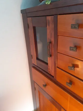 Mueble de madera con puertas y cajones