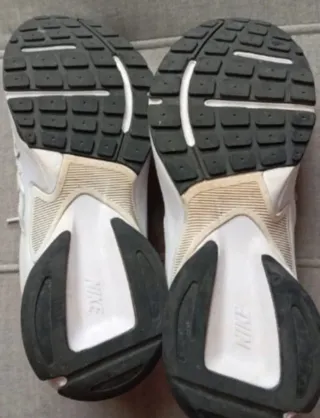 Zapatillas Nike Beige y Blancas