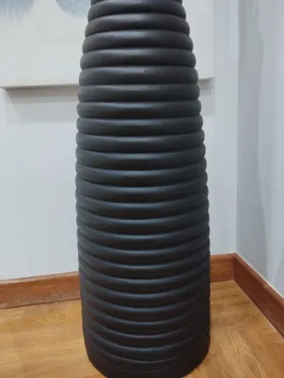 JARRÓN ALTO NEGRO.