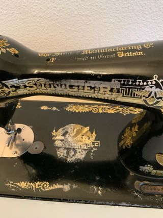 Máquina de coser Singer antigua con mueble