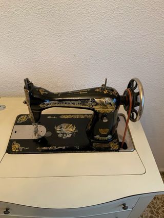 Máquina de coser Singer antigua con mueble