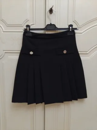 Gonna nera a pieghe con bottoni