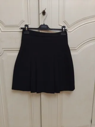 Gonna nera a pieghe con bottoni